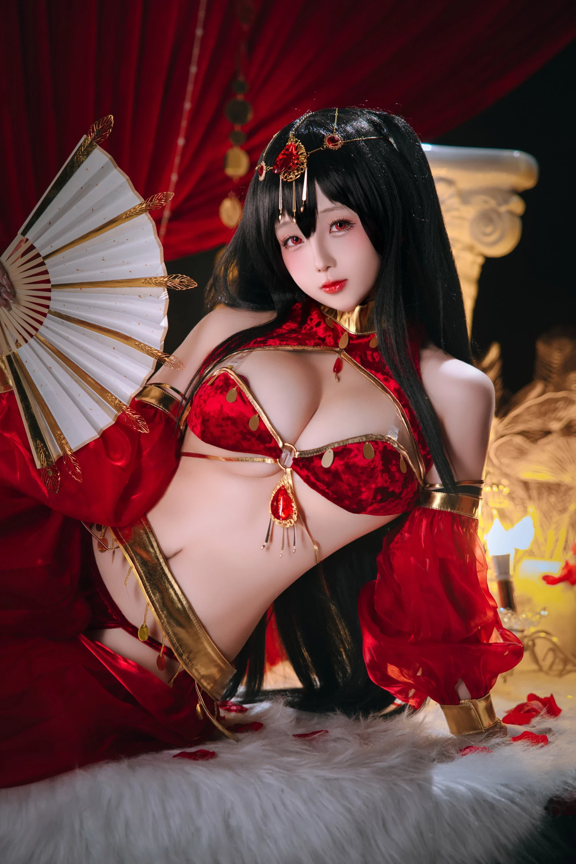 Gái xinh cosplay nhân vật thánh nữ Hồng Y Giáo Thám Tuyết